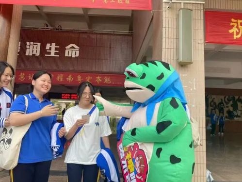 交警扮演打气蛙为考生加油