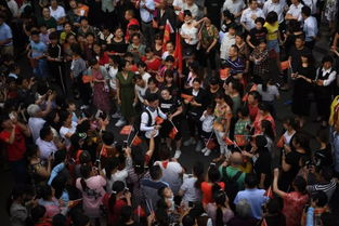 高考家长集体送考画面