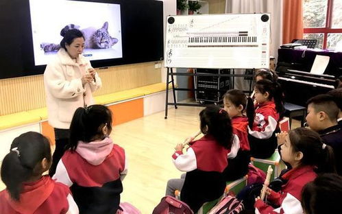 一群小学生在操场上奔跑