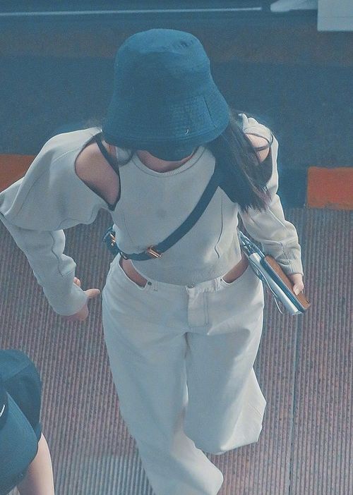 赵丽颖机场黑发造型