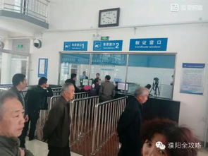 一位年轻人站在火车站台准备出发