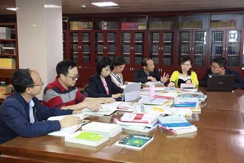 项目会议桌前团队成员表情各异