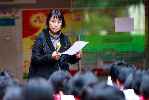 学生集体拥抱张桂梅