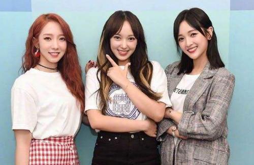 叶童李晟吴宣仪三人同台对视画面