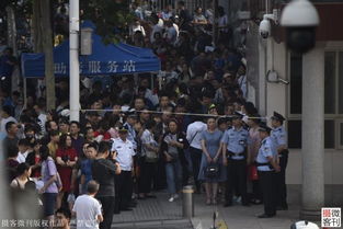 北京高考考场外家长烈日下等候