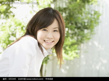 女生微笑看着镜头