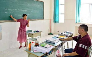 梁实在家中整理高考复习资料