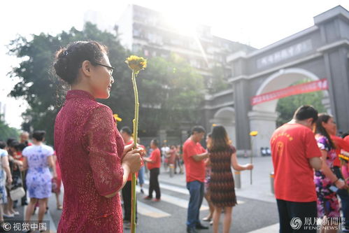家长身穿红色旗袍手持向日葵