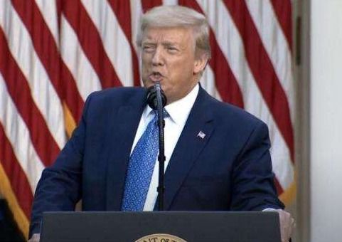 特朗普在白宫前微笑发言