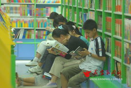 观众在书店翻阅文学书籍