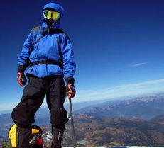 户外旅行者穿着防护装备