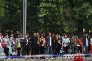 高考考场外排队等待进入的学生和家长