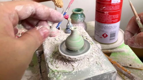 作者正在拉坯制作陶杯过程