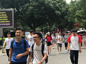 高考结束后学生走出考场微笑合影