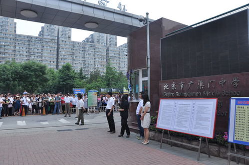 高考结束后学生们在校门口合影留念