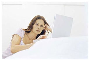 女性对着电脑揉眼睛