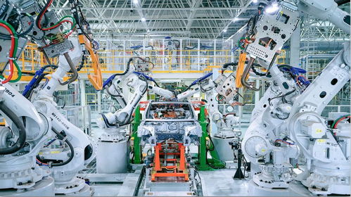 小鹏汽车工厂生产线工人作业