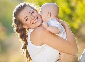 母亲与新生儿相拥