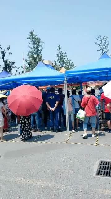 母亲在考场外默默祈祷