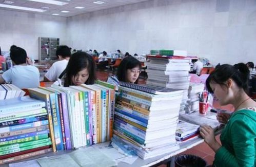 高中生在图书馆认真复习数学