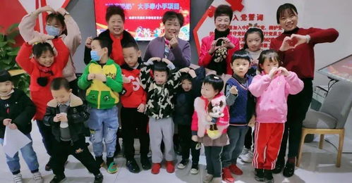 奶奶站在人群里举着花等待