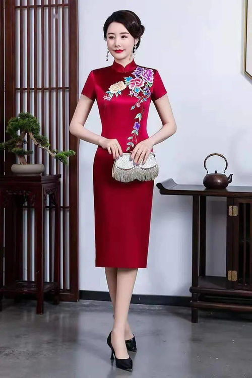 高考送考奇观：旗袍成‘战袍’，老师家长拼寓意