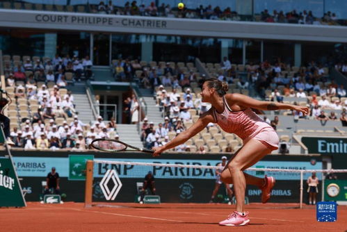 萨巴伦卡在法网赛场专注回球