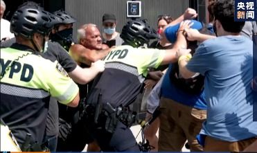 纽约警察与抗议者对峙
