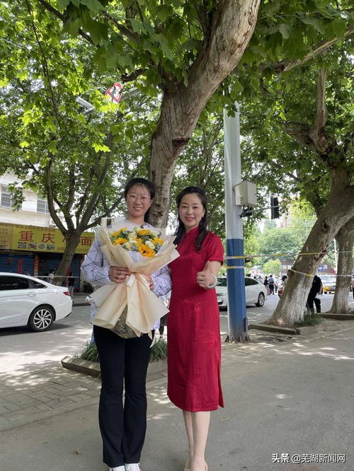 母亲穿旗袍为女儿高考加油