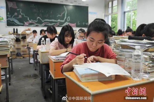 一群高考生在教室里认真复习备考