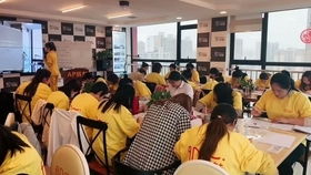 学员在培训中心练习起重机操作