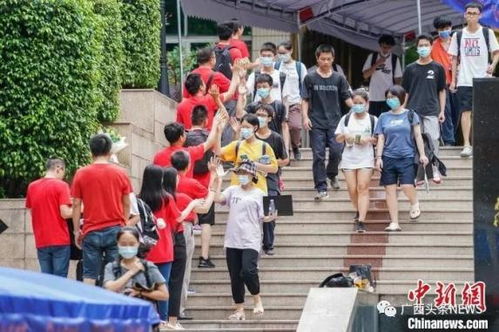 中年男子走出高考考场