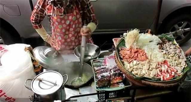 南京街头售卖安徽特色小吃的摊位