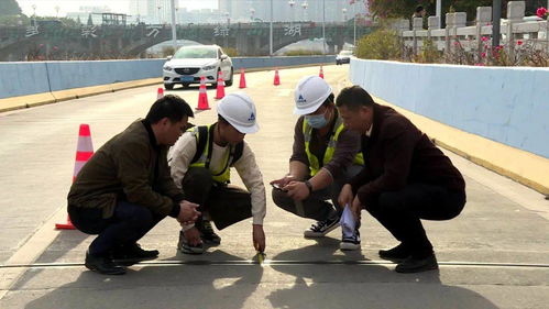 桥梁检测专家现场工作照片