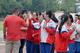 冒雨送考的家长身穿红衣手执向日葵