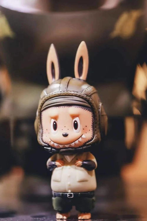 Labubu限量联名款在展柜中展示图