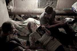 一名乌克兰儿童在废墟中哭泣