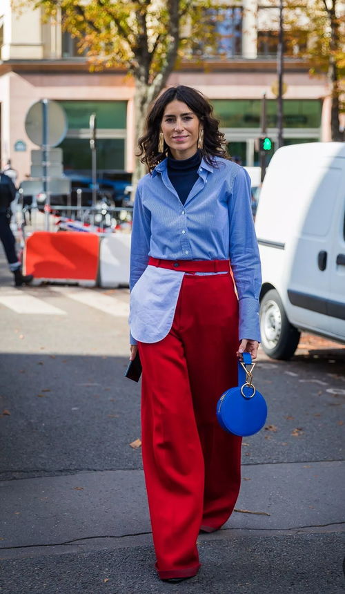 显眼包弟弟穿红绿色旗袍助考姐姐：高考送考新潮流背后的温暖故事