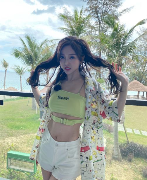 吴宣仪海边写真照片