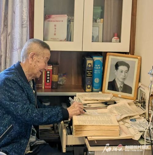 一位老教授在书桌前翻阅资料的照片