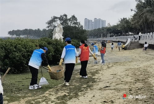 志愿者在海边清理垃圾