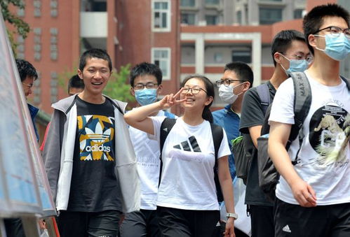 一位考生在高考考场自信微笑