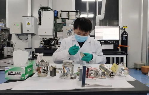 年轻学者在实验室工作的照片