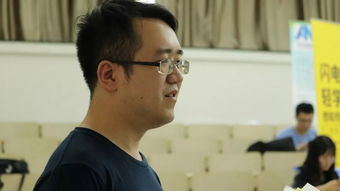 接受采访的1米97青年面带微笑回应事件