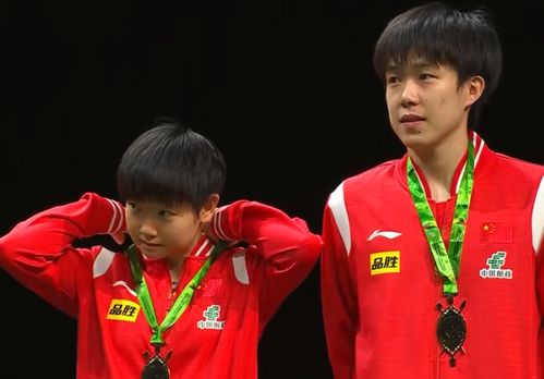 王楚钦和孙颖莎在颁奖仪式上合影庆祝