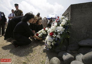 阵亡士兵纪念碑前的鲜花