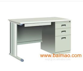 办公桌上堆满文件的加班桌景