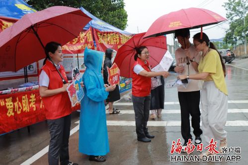 武汉志愿者撑伞护送高考学生