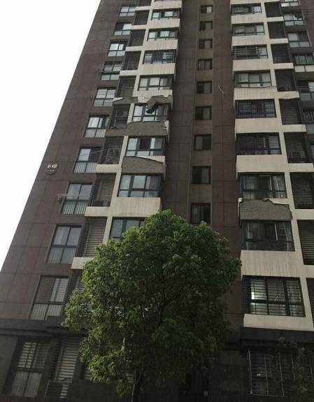 居民戴头盔出门