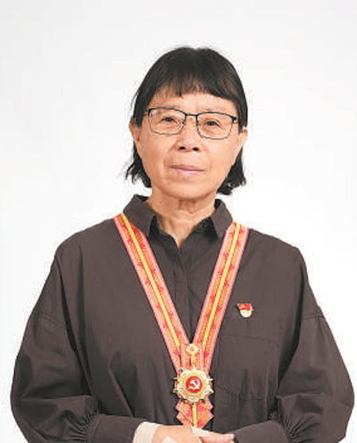 张桂梅和学生们一起合影留念